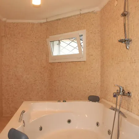 Ladies Beach - Poolside Detached - 4 Floor - 5 Bedroom - Sea View Вилла
