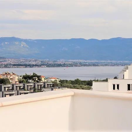 Вилла Ladies Beach - Poolside Detached - 4 Floor - 5 Bedroom - Sea View *